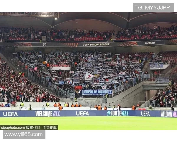 足球巨星深夜现身酒吧引球迷围观欢呼气氛瞬间点燃 足球巨星深夜现身酒吧引球迷围观欢呼气氛瞬间点燃